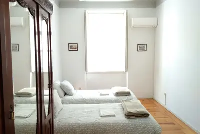 Image de Carolina M Apt devant Metro