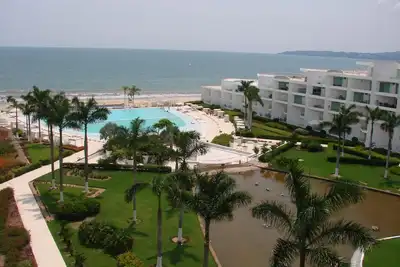 Image de Vue mer et piscine face à la piscine, 6 personnes, 2 chambres et 2 salles de bain