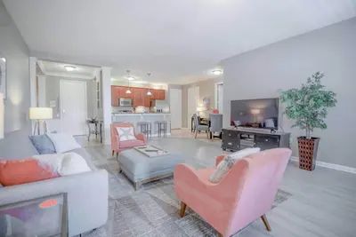 Image de Condo de luxe avec vue sur le lac Vista Cay au bord de la piscine. Près de tous les parcs et conventions