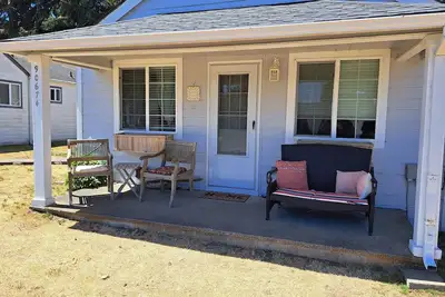 Image de Cozy Sunset Beach Cottage au bord du lac et de l'océan, cadre paisible * Wi-Fi *