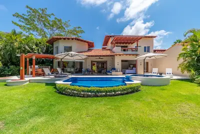 Image de Luxueuse villa neuve avec 4 chambres et vue sur la plage - Prix de lancement!