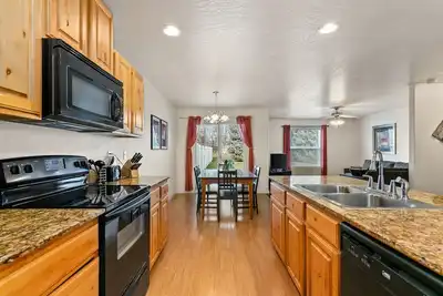 Image de Maison de ville moderne à un niveau avec aire ouverte et cour clôturée (1026)