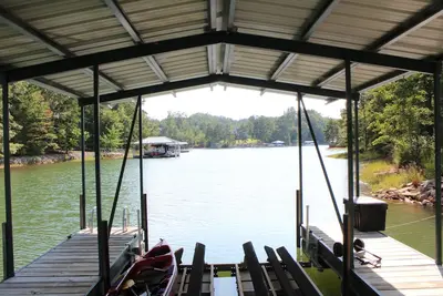 Image de Escapade familiale sur le lac près du campus de Clemson.