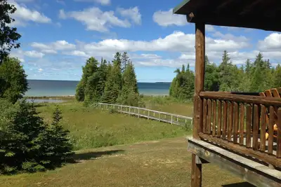 Image de Private 4 Acre Accueil sur le lac Michigan Minutes de l'action en Downtown St. Ignace.
