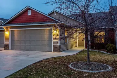 Image de Charmante maison de ville privée avec grande cour clôturée (1058)