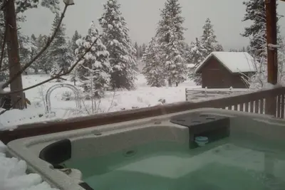 Image de Cozy Cabin avec toutes les commodités.