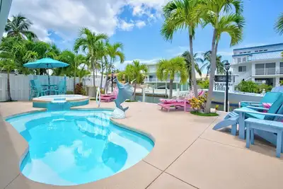 Image de P11 - Charmant duplex avec 2 chambres et 2 salles de bains avec piscine privée et quai - Complètement mis à jour.