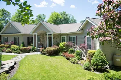 Image de Retraite privée de luxe Pocono de 5200 pieds carrés avec bain à remous, sauna et G