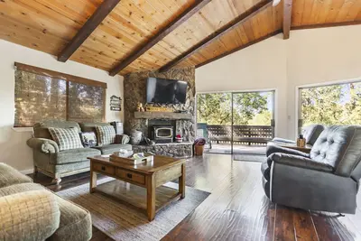 Image de A View Above the Pines à Pine Mountain Lake