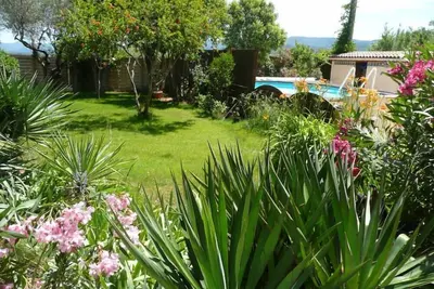 Image de Dans Une Grande Villa avec piscine et jardin privé, très grand appartement