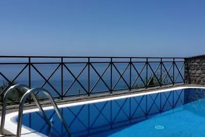 Image de Villa avec piscine, jardin privé, vue sur la mer et la montagne