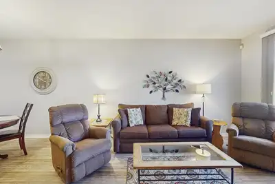 Image de Condo mis à jour avec piscine partagée, bain à remous, grill et balcon privé!