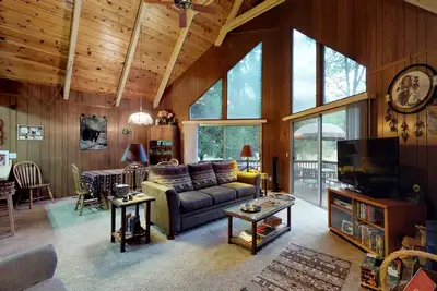 Image de Belle cabine avec grande terrasse et pont enveloppant, à proximité de la randonnée et du ski!