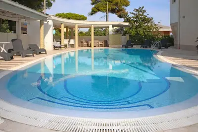 Image de Joli appartement avec climatisation, piscine, Wifi, Tv, balcon, animaux admis et parking