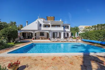 Image de Villa de luxe, très proche de la plage + restaurants, Wi Fi, piscine chauffable.