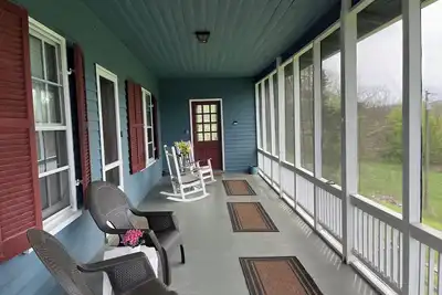 Image de Ferme en bord de rivière avec vue sur la montagne, bain à remous, cheminée, véranda, Wifi