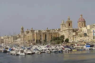 Image de Appartement en bord de mer avec une vue imprenable sur le port historique à 180 degrés