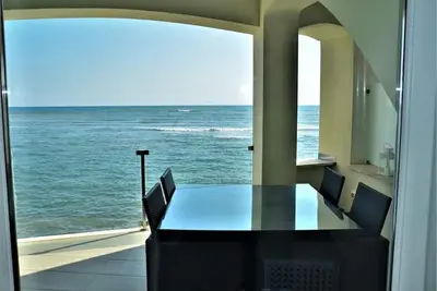 Maison sur la mer vue imprenable