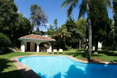 Image de Villa de luxe avec court de tennis et piscine privée