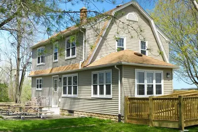 Image de Maison du lac magnifiquement restaurée sur les rives du lac Erler.