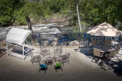 Image de Oasis de la rivière avec beaucoup de fumée familiale