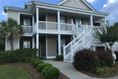 Image de Condo de plain-pied 3 Br au bord de la piscine. Golf, piscine, tennis et divertissement en famille.