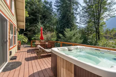 Image de Galena's Getaway: spacieuse et lumineuse maison de montagne Cascade sur 3 hectares de rivière magnifiques avec bain à remous