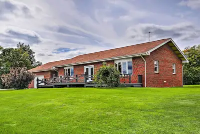 Image de Nouveau! Finger Lakes Home w \/ Large Deck on Wine Trail!
