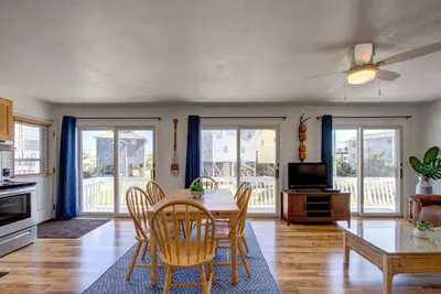 Image de Semi-Oceanfront Beach Cottage Ii. Accès en face aux magasins et restaurants