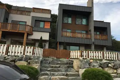 Image de Bâtiment de maison de style moderne de 3 étages