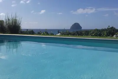 Piscine, à 100 m de la plage, mer, standing et détente face au Rocher du Diamant