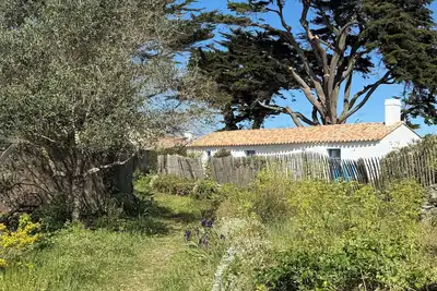 Image de A 40 m de la plage, bourrine vendéenne, charme, simplicité, jardin clos, calme