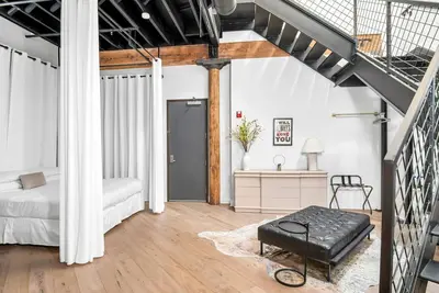 Image de Marchez Jusqu'à Honky Tonks! Downtown Nashville Loft: 50 à 70% de Réduction sur M-w! Center Stage, Sleeps 6 Locations de Vacances à Nashville par Musiccityloft sur Vrbo