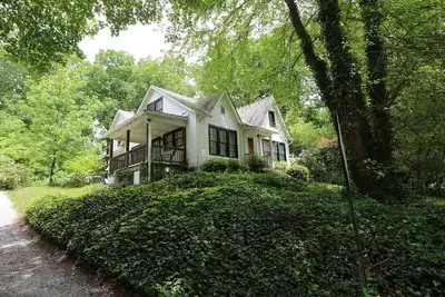 Image de Centre-ville de Brevard Cottage ~ Restaurants et boutiques de la rue Main ~ Wifi