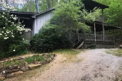 Image de Spacieux et isolé de 2 étages près de Tranquil Creek, joliment décoré + WiFi