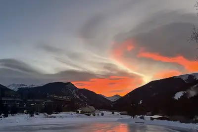 Image de Nuits en semaine à prix réduit, patin à glace devant votre porte, navette