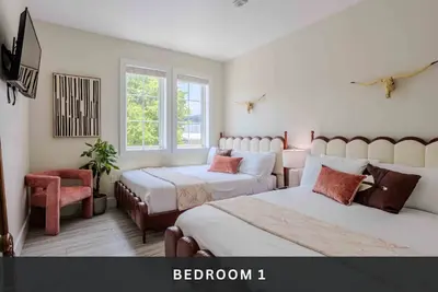 Image de 6th Street: 2 maisons, 26 lits, piscine, terrasse sur le toit!