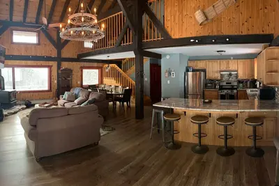 Image de Maison de style rustique récemment rénovée avec salles de bains luxueuses et vue sur la montagne, Sereni