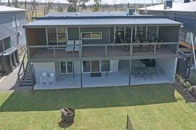 Image de Cabane de deux étages au bord de la rivière. Animaux et familles sympathiques.