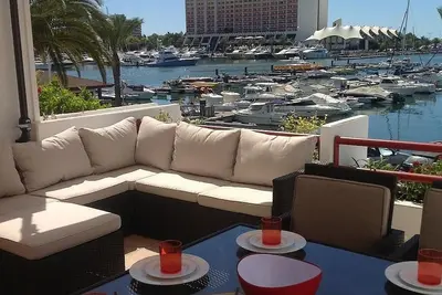 Image de Appartement de luxe de 3 chambres - vue imprenable, accès direct à la marina et piscine partagée