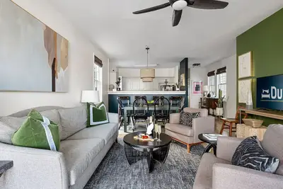 Image de Dream Weaver (Suite A) - Centre-ville historique - à seulement 3 p��tés de maisons de King Street