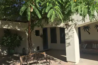 Image de Près de sport, le shopping et la randonnée, oasis privée w / spectaculaire piscine et la cour!