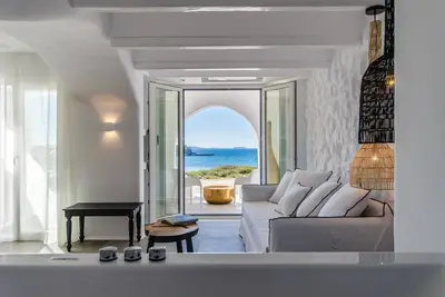 Image de Le Cyano Suites offre une vue sur la mer Égée et le temple d'Apollon.