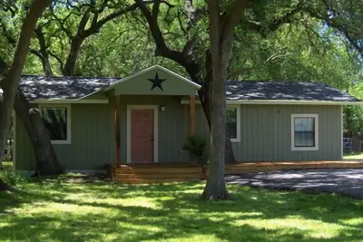 Image de Confortable, propre, maison récemment rénovée au sud d'Austin.