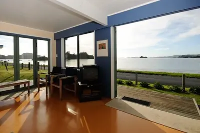 Image de Oakura en bord de mer, 8 kayaks, paddle Su, Wifi, foyer au gaz