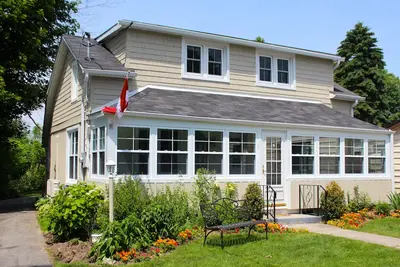 Image de Maison de style Cape Cod dans le coeur du village au bord du lac de Wellington