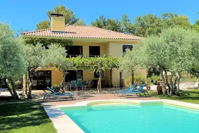 Image de Maison en Provence avec piscine, oliveraie dans un domaine de 3, 5 ha