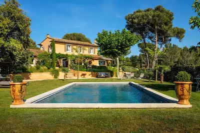 Image de Maison provençale au pied du Luberon avec une vue dégagée.