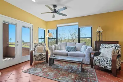 Image de Magnifique Mountain & City Views 2 Bed / 2 Bath Condo