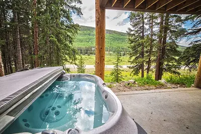 Image de Maison familiale de luxe niché dans les arbres! Spa privé!